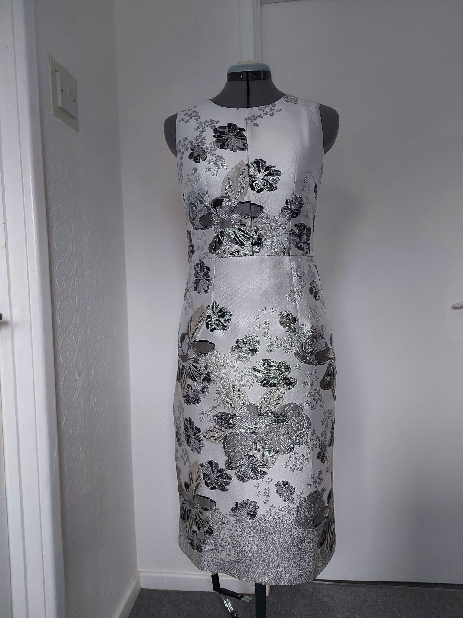 The silver jacquard mum dress and long coat suit